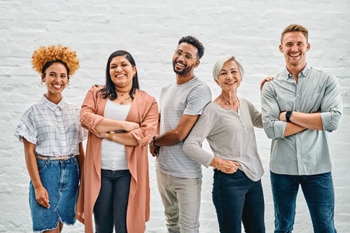 Eine diverse Gruppe von Menschen, die im Büro stehen