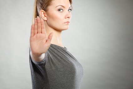 Frau macht Stopp-Geste